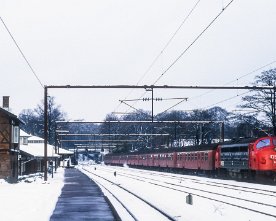046233_my_klampenborg.1280 Noch einmal die Kystbanen vor Beginn des elektrischen Betriebs: MY1147 mit dem dampfgeheizten P2238 in Klampenborg.