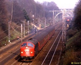 048437_my_carlsberg Schon etwas weiter vom Hauptbahnhof entfernt, hat MY 1119 am 28.04.1986 gerade die Brauerei Carlsberg und den danach benannten Viadukt passiert.