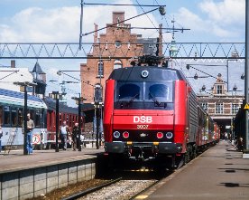 049714_ea_hg.1280 In Helsingør steht EA3007 mit einem Regionalzug neben Wagen des Saisonzuges "Viking" von Paris.