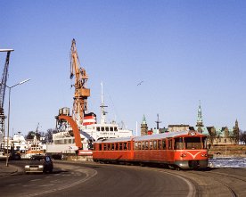 047533_hhgb_ym_hg.1280 Eine "Lynette" der Helsingør-Hornbæk-Gilleleje Banen (HHGB) rollt unmittelbar nach Abfahrt neben dem DSB-Bahnhof Helsingør am 24.02.1986 an...
