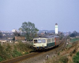 036528_515_melsdorf.1280 DB 515 110 + 815 764 (N 5222), westlich des Bf. Melsdorf, der damals noch im Personenverkehr bediente wurde, aber nur noch als Schrankenposten besetzt und...