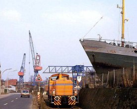 041420-hvb2-b Meist war es aber Lok 2, die in Friedrichsort die MaK und bei Bedarf auch wie hier die Werften bediente (22.03.85).