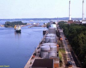 042814-hvb-wik Bei einem Blick von der Holtenauer Hochbrücke über den Nord-Ostsee-Kanal entdeckt man rechts am südlichen Ufer im Stadtteil Wik die Anlagen der...