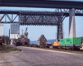 058819_hvb2_wik.1280 HVB 2 rangiert in Kiel-Wik, wo DB 218 119 ankommt, um den Mittagszug nach Meimersdorf abzuholen