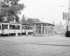 01334_lu043 Lindenplatz mit Tw207+Bw auf Linie 3, Holstentor, Marienkirche und Polizist