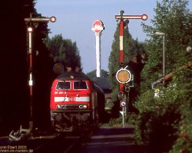 123308_218_badschwartau Noch einmal die Südseite des Bf. Bad Schwartau, jedoch in der Gegenrichtung mit dem RE 35426 nach Kiel. Das Formvorsignal für den Abzweig Wr, an dem...