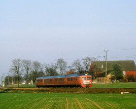 048829_x9_teckomatorp.1280 Fast im Bereich der gesamten schwedischen Westküste waren die Paprikazüge der Baureihe X9 zu finden, hier X9A 103 am 5.5.1986 mit einer Leistung Malmö -...