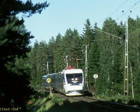 085530_x2 Ab 1990 drangen die neuen Neigezüge der Reihe X2 in den Fernverkehr vor. Auf den Strecken von Stockholm nach Göteborg und Malmö ersetzten sie die lokbespannten...